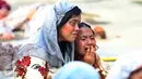Umat Katolik memperagakan drama teatrikal Jalan Salib (Tablo) saat perayaan Paskah Gereja St Matius Penginjil Bintaro, Jumat (14/4). Prosesi Jalan Salib merujuk pada penggambaran masa-masa terakhir (atau Penderitaan) Yesus. (Liputan6.com/Angga Yuniar)