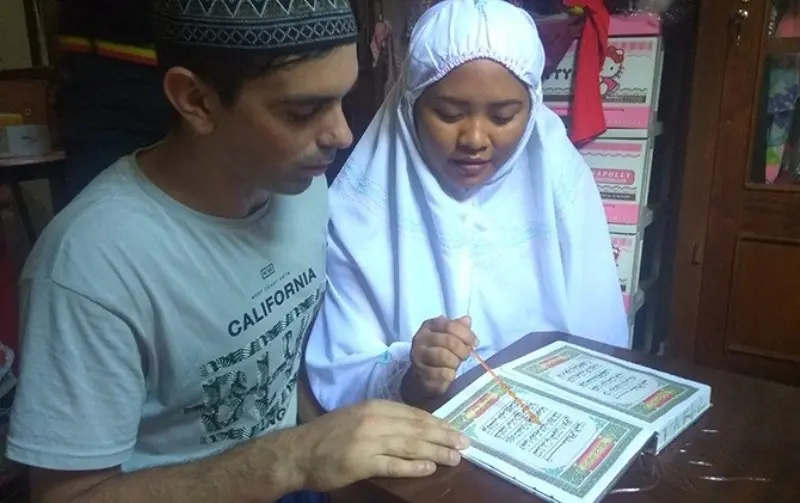 Ricardo Jorge Nogueira Dos Santos belajar membaca Al Quran (Yudi Handoyo/JawaPos.com)