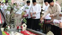 Ketua Umum Partai Gerindra Prabowo Subianto nyekar ke makam almarhum Presiden RI ke-4, Abdurrahman Wahid alias Gus Dur.
