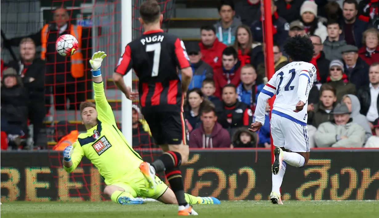 Pemain Chelsea, Willian, saat mencetak gol ketiga Chelsea ke gawang AFC Bournemouth dalam laga Liga Inggris di Stadion Vitality, Bournemouth, Sabtu (23/4/2016). (Action Images via Reuters/Paul Childs)
