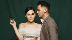 Meski kini sudah dikaruniai seorang anak, Nella Kharisma dan Dory Harsa tetap terlihat mesra. Dalam pemotretan terlihat elegan dan serasi. Nella tampil anggun dengan gaun berwarna nude. Sementara Dory Harsa tampak mengenakan setekan jas abu-abu. (Liputan6.com/IG/@faralljibrill)