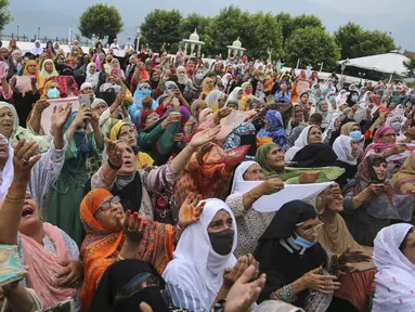Muslim Kashmir memanjatkan doa saat imam (tak terlihat) menampilkan relik yang diyakini sehelai janggut Nabi Muhammad untuk memperingati Hari Martir Khalifah Umar bin Khattab di Masjid Hazratbal, Srinagar, Kashmir, India, Sabtu (7/8/2021). (AP Photo/Channi Anand)