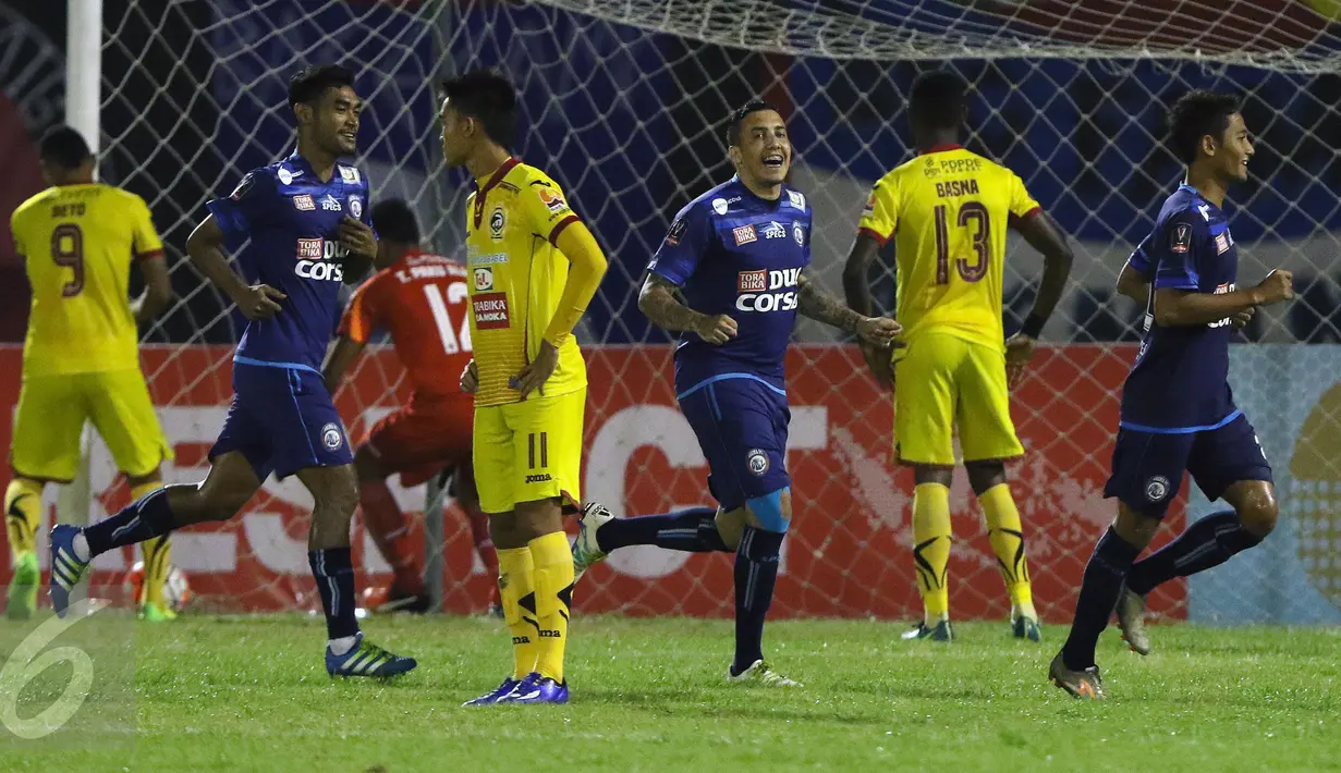 Pemain Arema FC berlari merayakan gol yang dicetak Adam Alis pada laga 8 besar Piala Presiden 2017 melawan Sriwijaya FC di Stadion Manahan, Solo, Minggu (26/2). Arema melaju ke semifinal setelah unggul 1-0. (Liputan6.com/Helmi Fithriansyah) 
