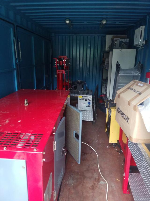 Bengkel bergerak nelayan berupa mobil pelayanan yang dapat digunakan sebagai sarana perbaikan mesin kapal perikanan. Dok KKP