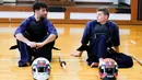 Dua pebalap Red Bull Racing duduk santai sebelum berlatih seni bela diri Kendo di Konnou Dojo, Shibuya, Jepang (4/10/2017). Daniel dan Max saat ini berapa pada peringkat 4 dan 6 klasemen. (Bola.com/dok.redbullracing.com)