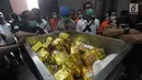 Barang bukti narkoba ditunjukan petugas sebelum di musnahkan di Garbage Plant, Bandara Soekarno-Hatta, Tangerang, Selasa (15/08). Narkoba yang dimusnahkan berupa 284 kilogram sabu dari Badan Narkotika Nasional (BNN). (Liputan6.com/Helmi Afandi)