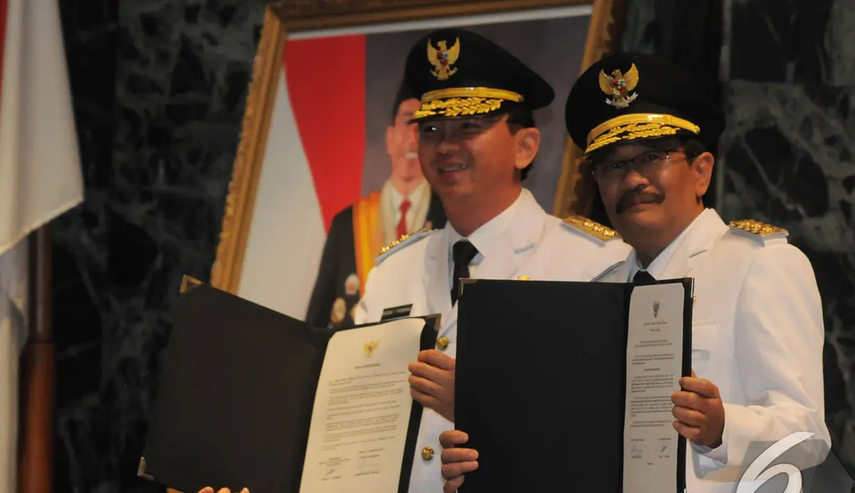 Ahok dan Djarot Saiful Hidayat memperlihatkan surat  pelantikan Wakil Gubernur DKI Jakarta, Jakarta, Rabu (17/12/2014). (Liputan6.com/Herman Zakharia)