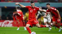 Pemain Timnas Wales, Gareth Bale mencetak gol lewat eksekusi penalti ke gawang Timnas Amerika Serikat dalam laga matchday pertama Grup B Piala Dunia 2022 di Ahmad Bin Ali Stadium, Doha, Qatar, Selasa (22/11/2022) dini hari WIB. (AFP/Jewel Samad)