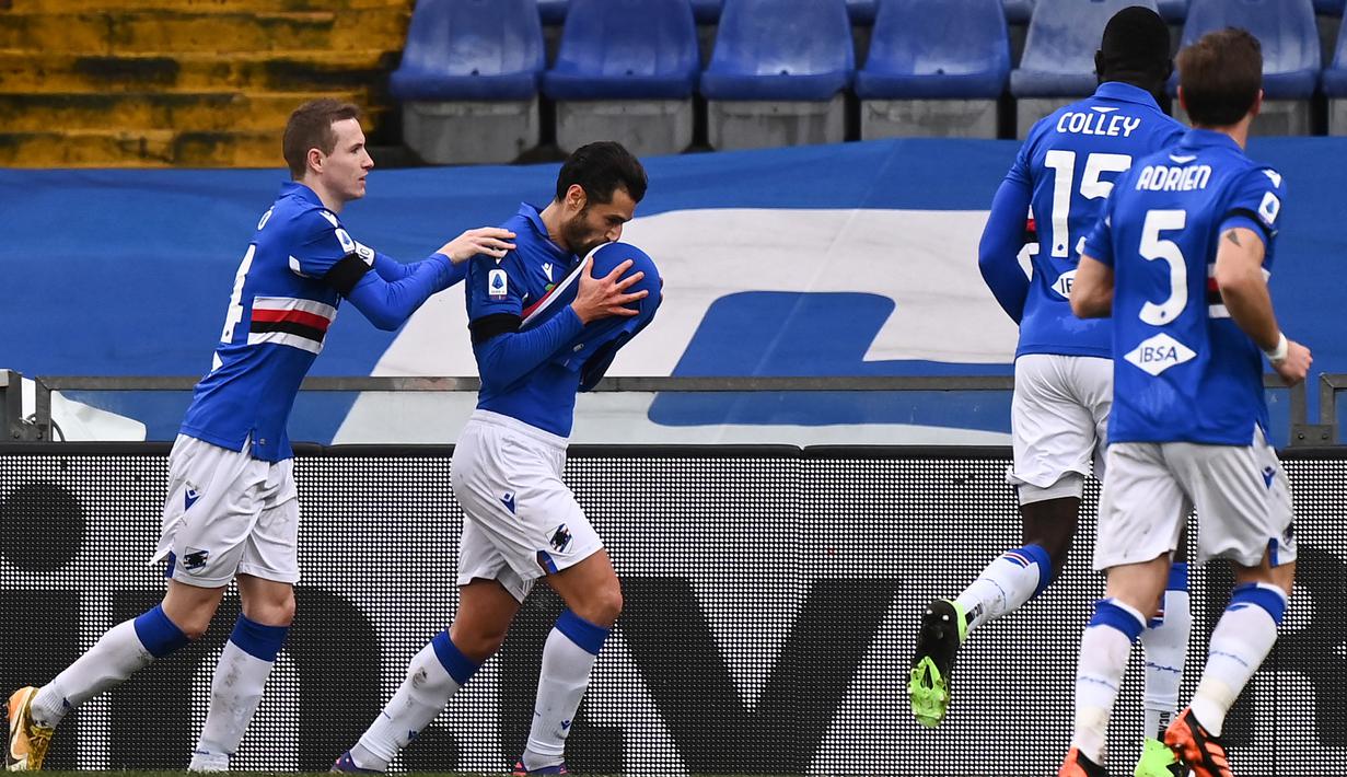 Striker Sampdoria, Antonio Candreva (kedua dari kanan) melakukan selebrasi usai mencetak gol pertama timnya ke gawang Inter Milan dalam laga lanjutan Liga Italia 2020/21 pekan ke-16 di Luigi Ferrari Stadium, Rabu (6/1/2021). Sampdoria menang 2-1 atas Inter Milan. (AFP/Marco Bertorello)