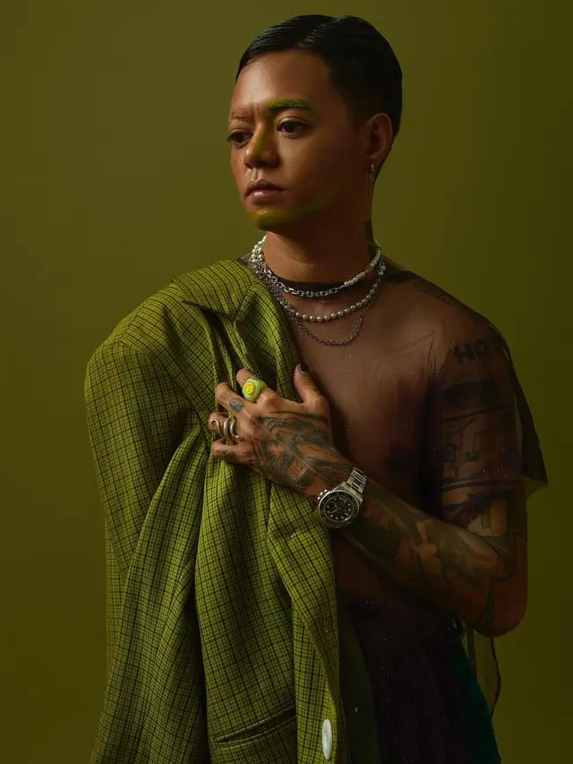 6 Gaya Genderless Fashion Reza Arap Jalani Sesi Pemotretan dalam Balutan Dress