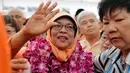 Halimah Yacob melambaikan tangan saat menyapa pendukungnya di Singapura, Rabu (13/9). Halimah Yacob akan menjadi presiden perempuan pertama di Singapura sekaligus kepala negara dari etnis Melayu dalam kurun 47 tahun terakhir. (AP Photo/Wong Maye-E)