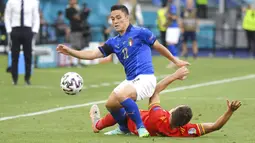 Pemain Italia Matteo Pessina ditekel saat melawan Wales pada pertandingan Grup A Euro 2020 di Stadion Olimpiade Roma, Italia, Minggu (20/6/2021). Italia menang 1-0. (Alberto Lingria/Pool via AP)