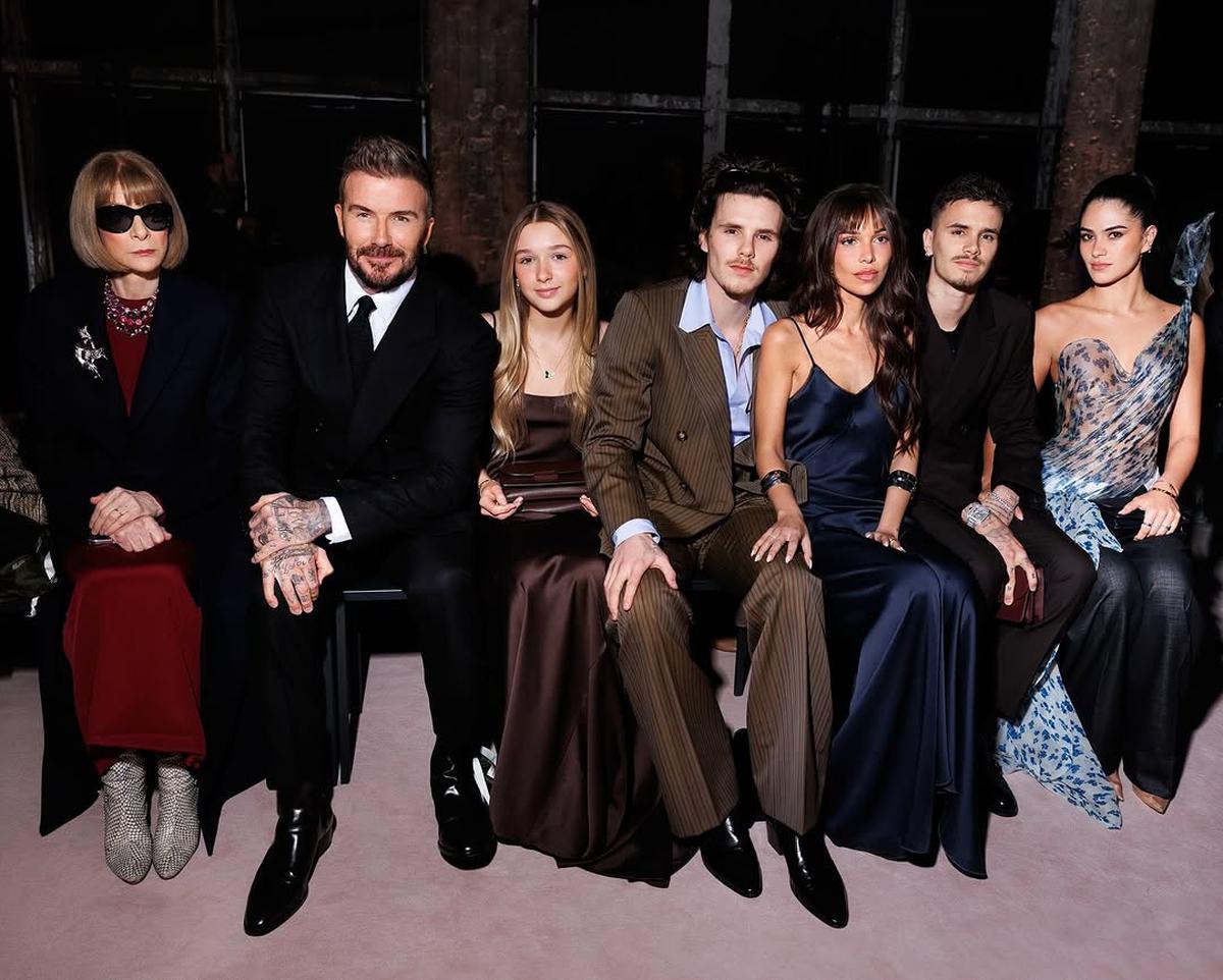 5 Potret Cantik Harper Anak David dan Victoria Beckham saat Dukung Sang Ibu di Paris Fashion Week