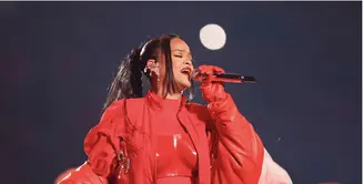 Tampil memukau di half time show Super Bowl 2023, Rihanna tampil menakjubkan dalam jumpsuit dari Loewe. [Foto: Instagram/ Rihanna].