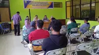 Sejumlah buruh HIP saat mendatangi Kantor Dinas Ketenagakerjaan dan Transmigrasi Kabupaten (Nakertrans) Kabupaten Buol (Arfandi Ibrahim/Liputan6.com)