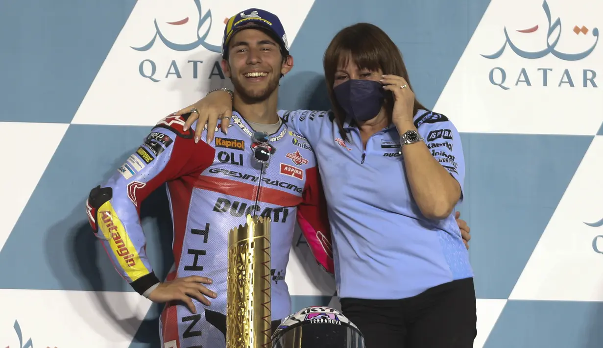 Istri mendiang Fausto Gresini, Nadia Padovani (kanan) pun larut dalam kebahagiaan bercampur haru dengan sang pembalap, Enea Bastianini. (AP/Hussein Sayed)