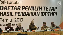 Ketua KPU RI Arief Budiman dan komisioner KPU saat memimpin rapat pleno Rekapitulasi DPTHP di Kantor KPU RI, Jakarta, Minggu (16/9). Rapat dihadiri oleh perwakilan sejumlah kementerian dan parpol peserta pemilu. (Merdeka.com/Iqbal S. Nugroho)