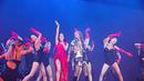 Kekompakan Jisoo dan di panggung Camila bersama para back dancer. (Foto: Instagram: sooyaaa__)