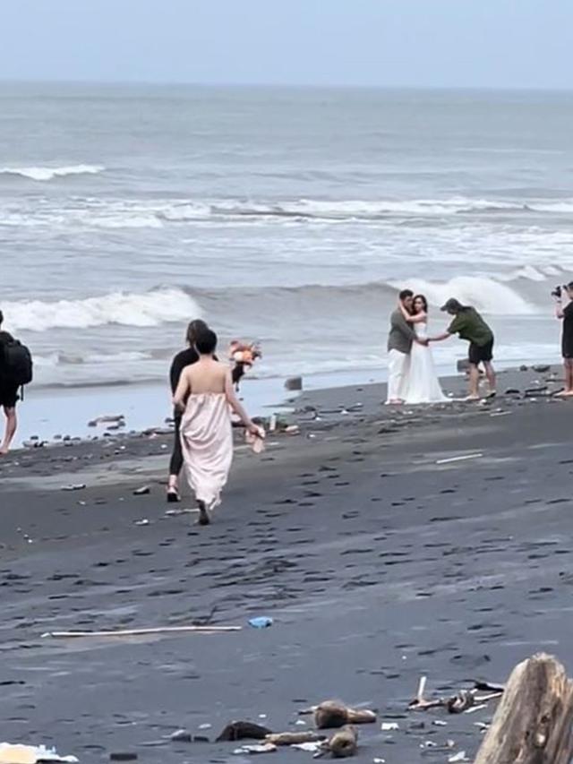 Momen 7 Pasang Kekasih Foto Prewed dalam Satu Pantai, Bikin Jomblo Menghela Napas