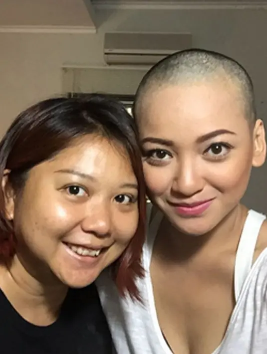 Artis Agni Pratistha berselfie dengan kerabatnya di sebuah ruangan. Agni Pratista rela pangkas habis rambut indah mereka demi film terbarunya `Pinky Promise`. (Instagram/@agnipratistha)