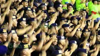 Suporter Jakarta PGN Popsivo memberi dukungan kepada timnya pada laga perdana Proliga 2016 putaran pertama di GOR Ken Arok, Malang, Jumat (19/2/2016). (Bola.com/Nicklas Hanoatubun)