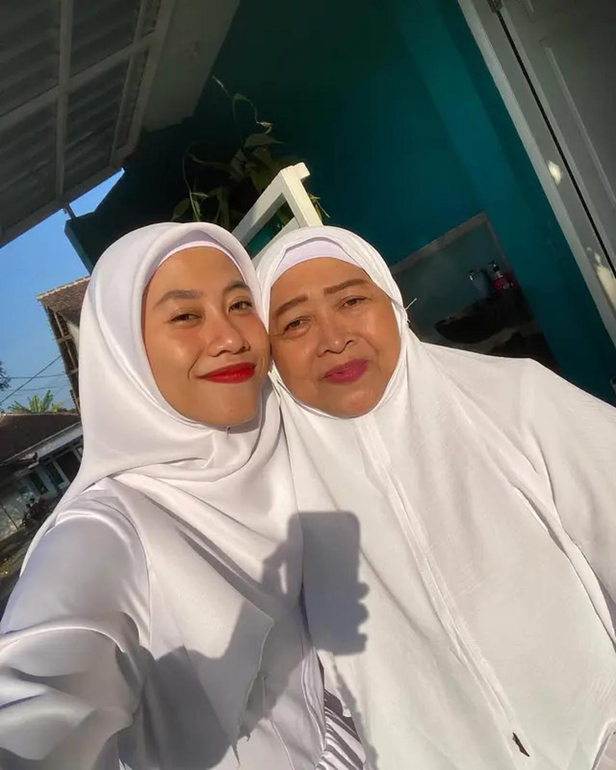 7 Potret Megawati Hangestri Bersama Keluarga di Jember, Pilih Jaga Ibu