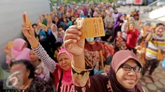 Warga menunjukkan kupon minyak goreng murah pada acara Bazar Rakyat di Rusun Marunda, Jakarta Utara, Kamis (30/6).Sepanjang tahun 2016 Sinar Mas telah menyalurkan sekitar 310 ribu liter minyak goreng kemasan. (Liputan6.com/Angga Yuniar)