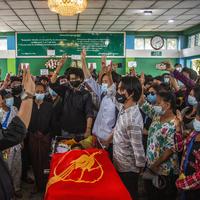 Orang-orang memberi hormat tiga jari selama pemakaman Khant Ngar Hein di Yangon, Myanmar, Selasa (16/3/2021).  Khant Ngar Hein, seorang mahasiswa kedokteran berusia 18 tahun ditembak di dadanya pada hari Minggu, 14 Maret di Tamwe, Yangon oleh pasukan keamanan selama protes anti-militer. (AP Photo)