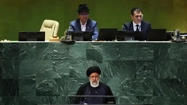Mendiang Presiden Iran Seyyed Ebrahim Raisi berbicara pada Majelis Umum PBB (UNGA) di markas besar PBB pada 19 September 2023 di New York City.