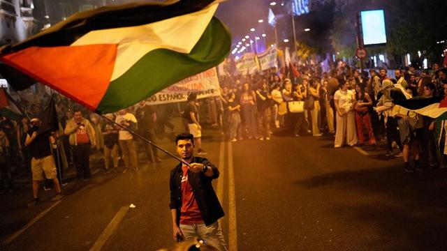Seorang demonstran melambaikan bendera Palestina selama unjuk rasa di Madrid, Spanyol, Kamis (2/10/2025) sebagai bentuk solidaritas dengan Global Sumud Flotilla setelah kapal-kapalnya dicegat oleh angkatan laut Israel.