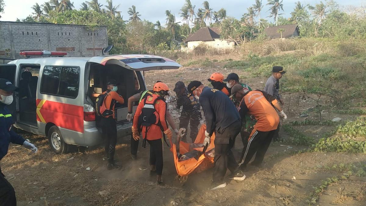 Korban saat dilakukan evakuasi oleh petugas, Rabu (2/9). (merdeka.com/Kadafi).