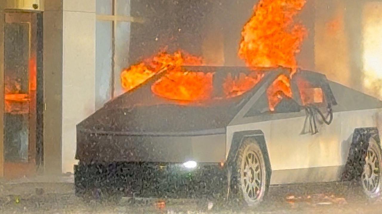 FOTO: Tangguhnya Tesla Cybertruk Masih Kokoh usai Meledak di Hotel Donald Trump, Elon Musk Sebut Penjahat Salah Pilih Mobil