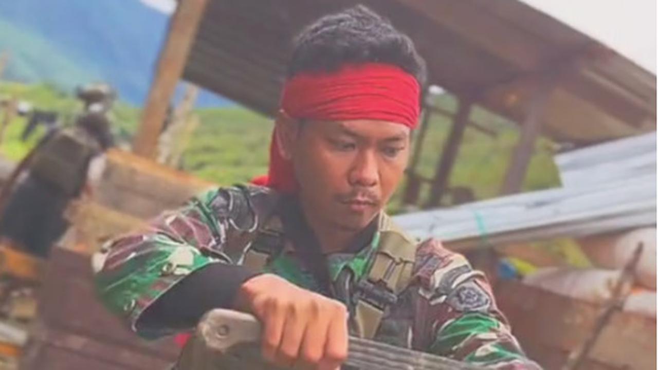 Momen Prajurit TNI Menari Pakai Mandau Dayak dan Senjata Laras Panjang Jadi Sorotan