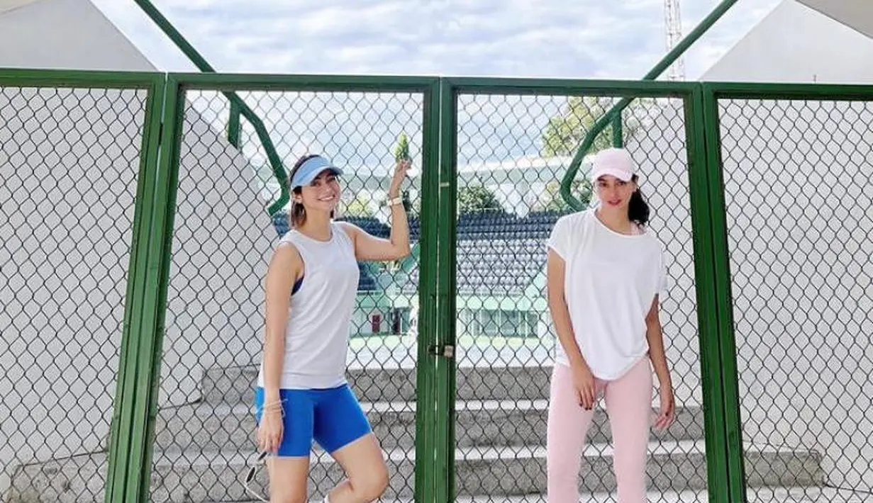 2. Olahraga bareng, penampilan kakak beradik ini dengan outfit sporty mencuri perhatian. Ririn tampak mengenakan t-shirt dan celana legging pink, ditambah baseball cap warna senada. Sementar Rini mengenakan seleevless top putih, dipadu dengan celana pendek dan baseball cap biru. (Instagram/ririnekawati/riniyulianti).
