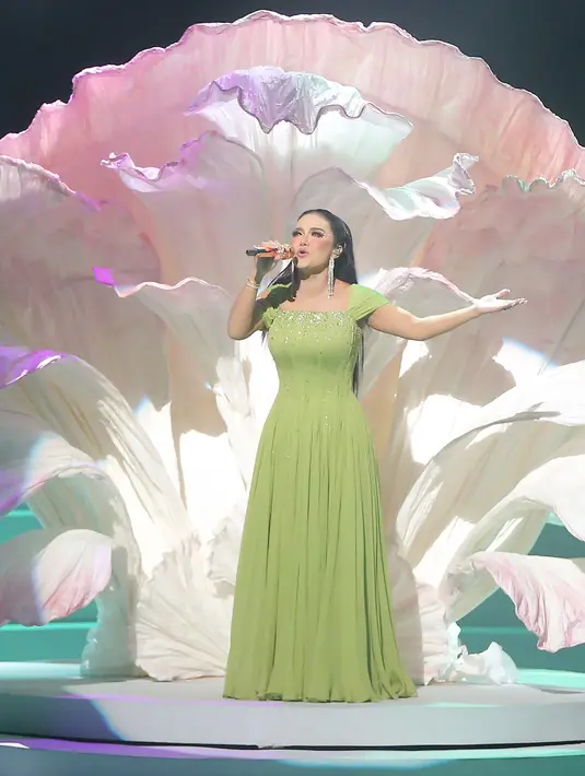 33 lagu dibawakan juga sekaligus sebagai penanda bahwa perempuan empat orang anak itu telah 33  tahun berkarya di belantika musik. [Foto: Bambang E Ros/Fimela.com]