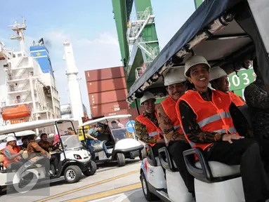 Presiden Jokowi meninjau New Priok Container Terminal (NPCT) 1, Pelabuhan Tanjung Priok, Jakarta, (13/9). Terminal diproyeksikan dapat melayani kapal petikemas berkapasitas I3.000-15.000 TEUs dengan bobot di atas 150.000 DWT. (Liputan6.com/Faizal Fanani)