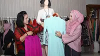 Iriana Jokowi dan desainer Tuty Adib menunjukkan busana foto prewedding Gibran-Selvi (Liputan6.com/ Reza Kuncoro)