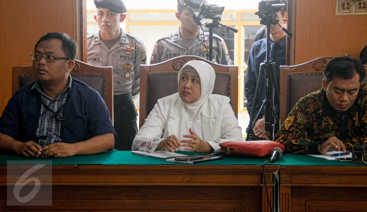 Tim Pengacara KPK menghadiri sidang putusan praperadilan OC Kaligis di Pengadilan Negeri (PN) Jaksel, Senin (24/8). Hakim PN Jaksel menggugurkan permohonan praperadilan yang diajukan terdakwa kasus suap PTUN Medan itu. (Liputan6.com/Yoppy Renato)