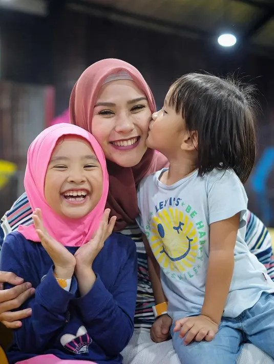 Meski bukan hal baru untuk proses melahirkan, tapi istri Hanung Bramantyo itu mengaku masih saja merasakan panik jelang proses kelahiran anak keempatnya.  (Instagram/zaskiadyamecca)