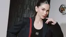 <p>Memadukan puzzle bag bernuansa merah dengan outfit hitam, Alyssa berhasil ciptakan look yang begitu sempurna. [Foto: Instagram/ Alyssa Daguis&eacute;]</p>