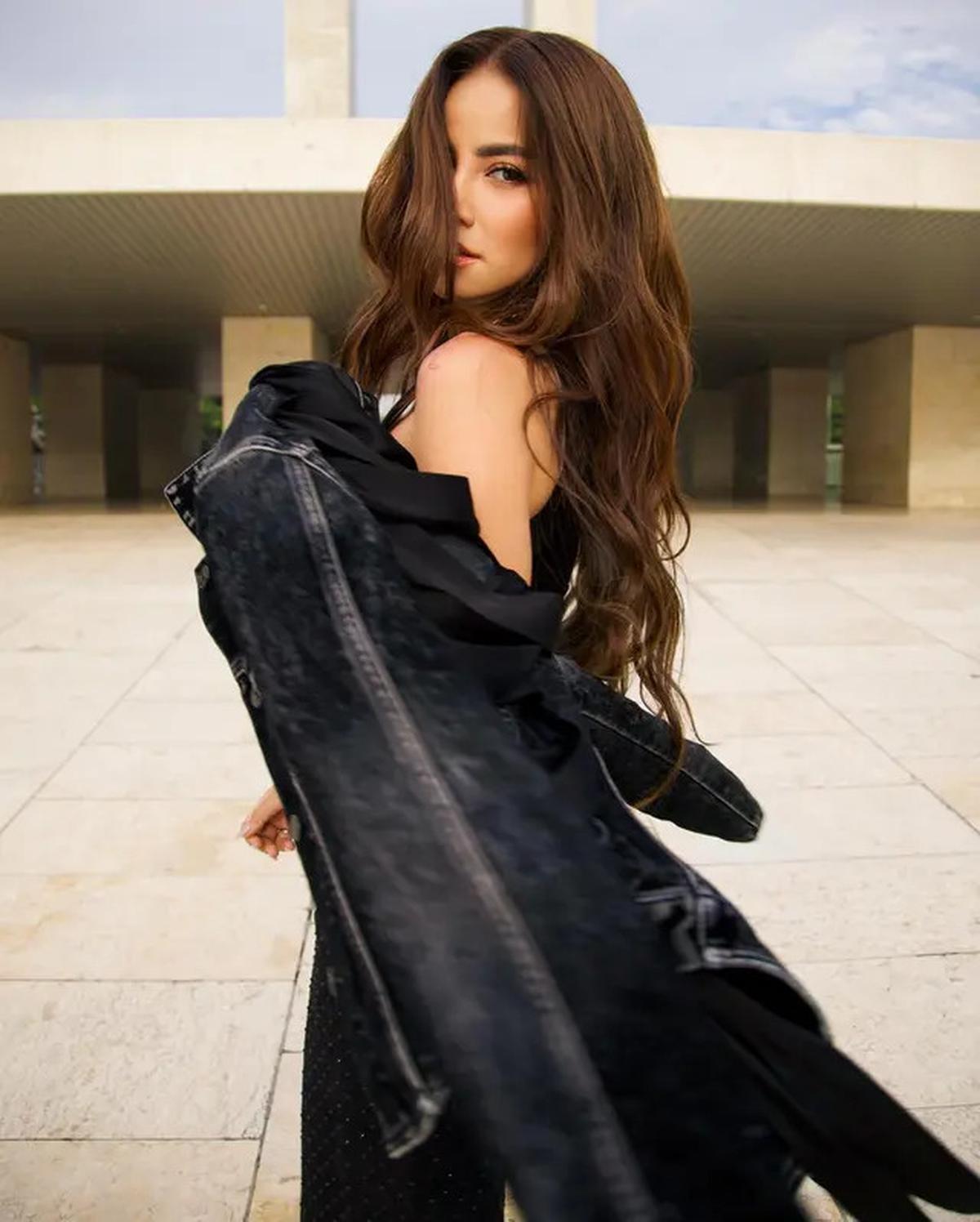 Model Rambut Panjang Olla Ramlan, Cantik dan Elegan