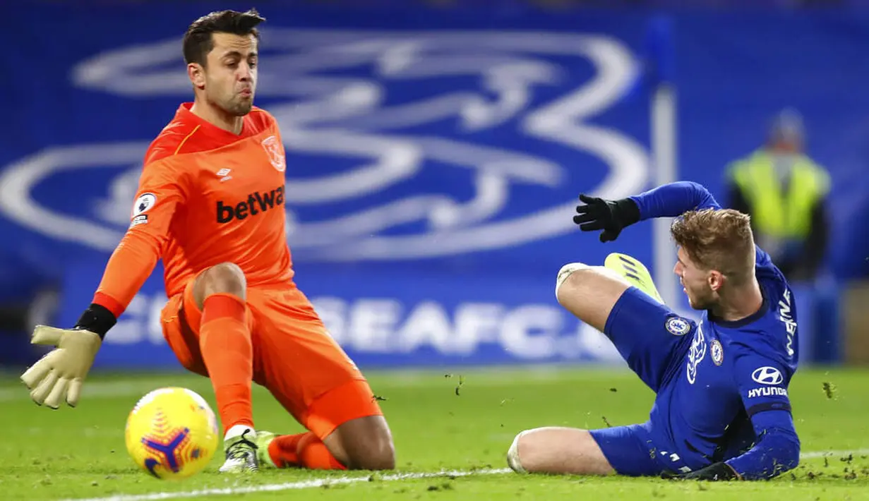 Striker Chelsea, Timo Werner, berebut bola dengan kiper West Ham United, Lukasz Fabianski, pada laga Liga Inggris di Stadion Stamford Bridge, Selasa (22/12/2020). Chelsea menang dengan skor 3-0. (AP/Clive Rose,Pool)