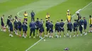 Pelatih kepala Ukraina Andriy Shevchenko berbicara kepada para pemainnya saat sesi latihan jelang melawan Austria pada pertandingan Grup C Euro 2020 di Stadion Arcul de Triumf, Bucharest, Rumania, Minggu (20/6/2021). Ukraina akan melawan Austria pada 21 Juni 2021. (AP Photo/Vadim Ghirda)