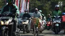 Pengendara padat merayap melewati jalan Cikini Raya, Jakarta, Kamis (1/8/2019). Kemacetan jalan tersebut karena adanya proyek pelebaran trotoar yang direvitalisasi serta penggantian aspal jalan dan volume kendaraan yang cukup tinggi. (merdeka.com/Imam Buhori)