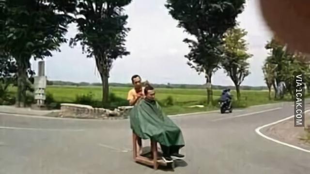 6 Aksi Tukang Potong Rambut Kebanyakan Tingkah Ini Bikin Pelanggan Tepuk Jidat