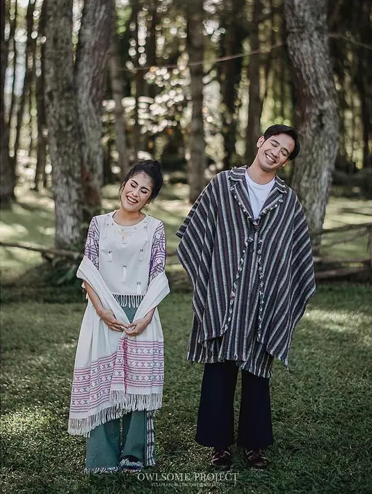 Seperti di foto ini contohnya, Tarra yang hadir dengan outer luriknya dan celana berwarna navy blue. Sedangkan Gya tampil dengan atasan berumbai-rumbai yang senada dengan selendangnya dan rambut yang bergaya bun hair. (Instagram/tarrabudiman)