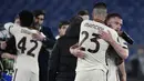 Gelandang AS Roma, Jordan Veretout (kanan) bersama Gianluca Mancini merayakan hasil imbang 1-1 melawan Ajax Amsterdam usai berakhirnya laga leg kedua perempatfinal Liga Europa 2020/2021 di Olimpico Stadium, Roma, Kamis (15/4/2021). AS Roma lolos ke semifinal. (AFP/Filippo Monteforte)