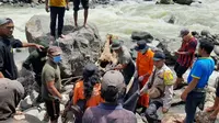 Penemuan korban ketiga longsor Jeneponto (Liputan6.com/Fauzan)