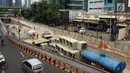 Suasana pembangunan proyek underpass Mampang-Kuningan, Jakarta, Senin (29/1). Underpass dengan panjang 860 meter dan lebar variarif mulai 18 meter hingga 22 meter ini kemungkinan baru bisa rampung pada April 2018 mendatang (Liputan6.com/Immanuel Antonius)