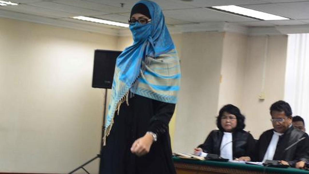Sidang perdana, Neneng bertemu Angie 